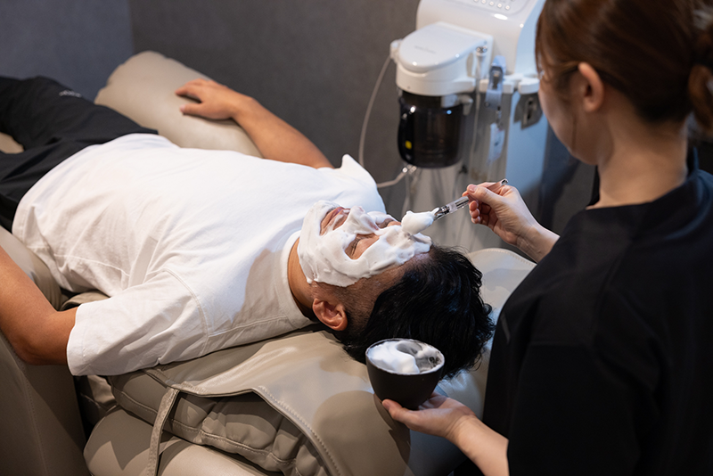 洗顔-毛穴の奥までしっかり洗浄。余分な皮脂や汚れを取り除き、後のケア効果を最大化。