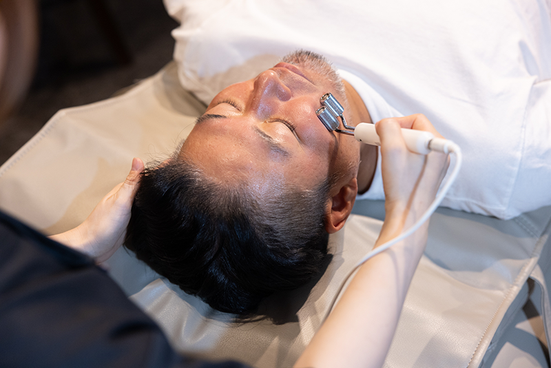 肌状態に合わせた専用マシン-むくみ・たるみ・くすみなどの解消に。肌状態に合わせた専用マシンで効果を実感。